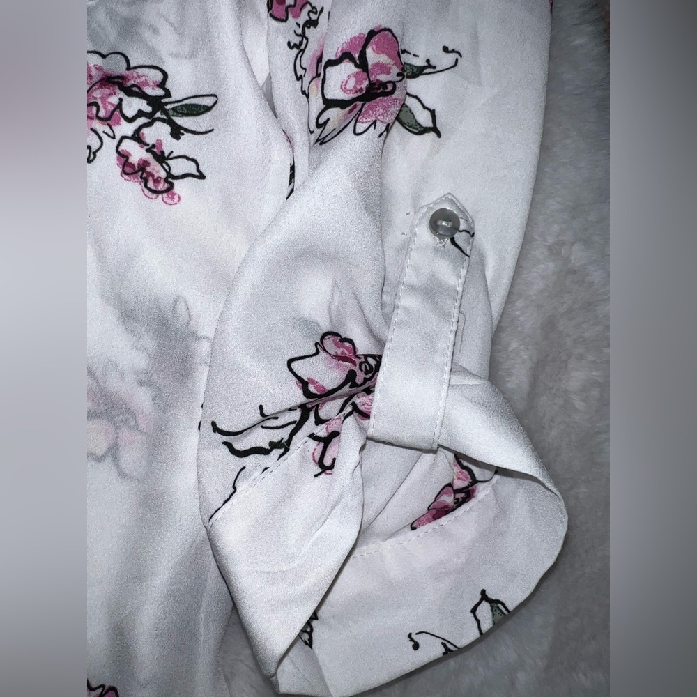 4/$10 Bundle Sale: EUC Floral Button Down Collar Blouse - Picture 4 of 5